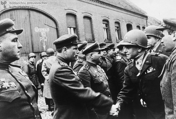 Begegnung von sowjetischen und amerikanischen Offizieren (1945)
